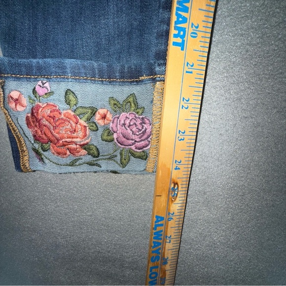 Stitch Star Women's Blue Cropped Jeans with Floral Embroidery Stretch size 8 - Picture 7 of 14